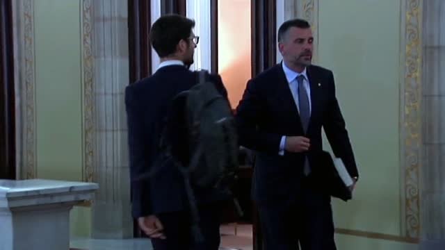 La tensión en Cataluña se cobra sus primeras bajas políticas