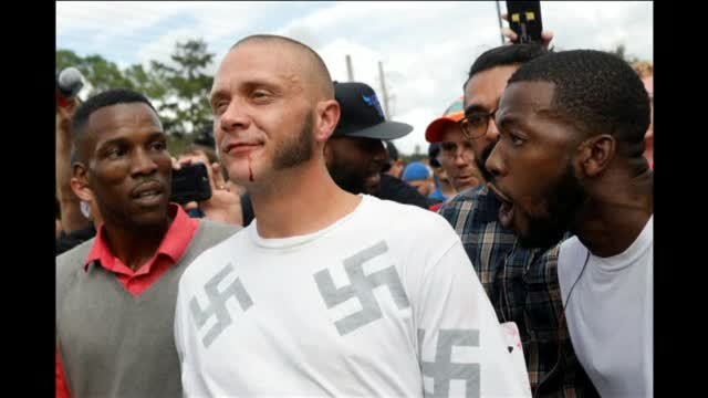 Un hombre negro abraza a un neonazi durante una protesta antisupremacista en EE UU