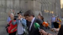 Puigdemont sale a pie y sonriente de la Generalitat tras su declaración institucional