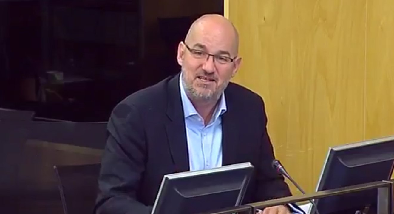 El diputado Jordi Roca (PP), en el debate sobre los derechos de las actrices: "Las mujeres a partir de los 40 son más elegantes y hermosas"