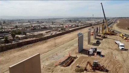 下载视频: Ya están en pie los ocho prototipos del muro de México