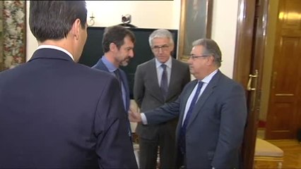 Скачать видео: Zoido pide al nuevo jefe de los Mossos d'Esquadra que se acaten las órdenes judiciales