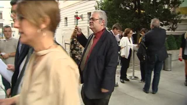 Los diputados del PDeCAT llevan claveles al Congreso en protesta por el ingreso en prisión de 'los Jordis'