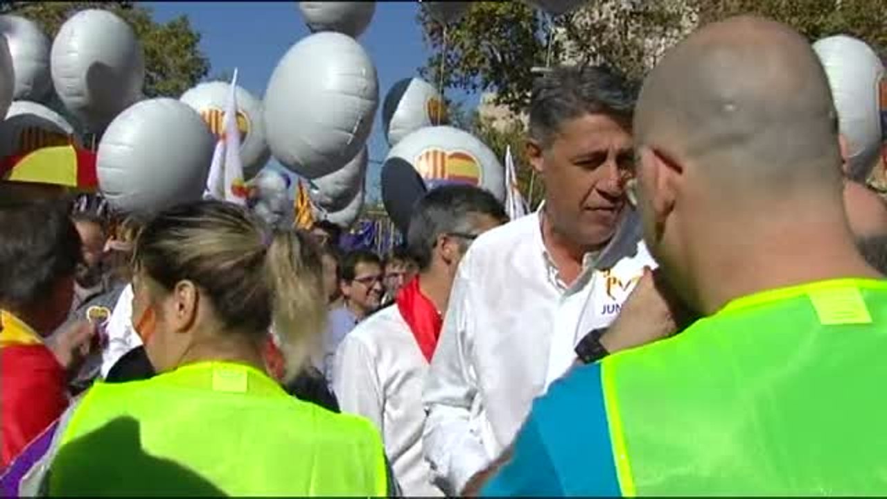 PP, PSC y Ciudadanos sostienen juntos la pancarta de la unidad