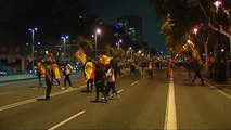 Miles de personas con banderas de España salen a la calle en Barcelona