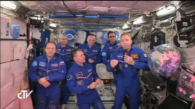 El papa Francisco habla con los astronautas de la Estación Espacial Internacional