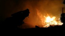 Los bomberos trabajan sin descanso para alejar el fuego de la reserva de Muniellos