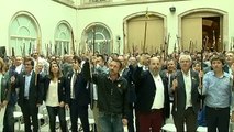 Unos 500 alcaldes catalanes claman por la independencia en el Parlament