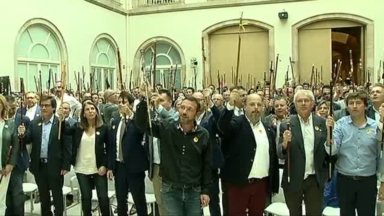 Unos 500 alcaldes catalanes claman por la independencia en el Parlament
