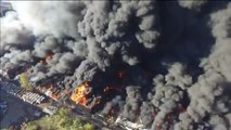 Un impresionante incendio devora un almacén de plásticos en Virginia