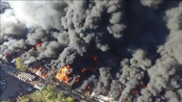 Un impresionante incendio devora un almacén de plásticos en Virginia