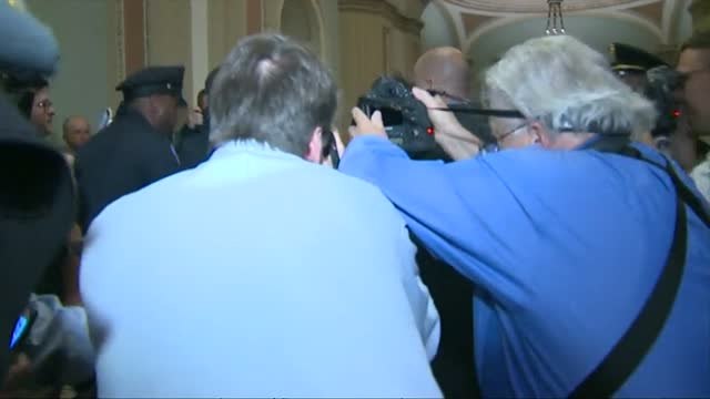 Se cuela en el Capitolio y lanza banderas de Rusia a Trump a gritos de 'traidor'