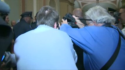 Se cuela en el Capitolio y lanza banderas de Rusia a Trump a gritos de &#039;traidor&#039;