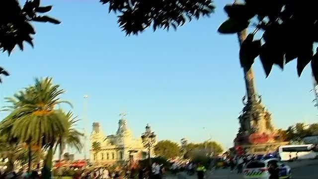 Más de un centenar de personas recorren Barcelona en una marcha contra la fiesta de la Hispanidad
