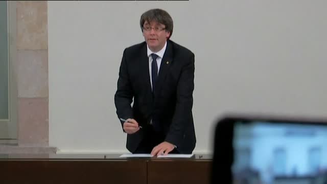 Los diputados de JxSí y la CUP firman la declaración de independencia