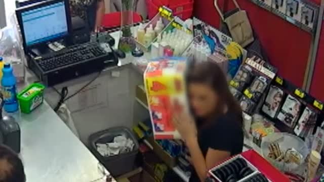 Varios clientes evitan un atraco a mano armada en una perfumería