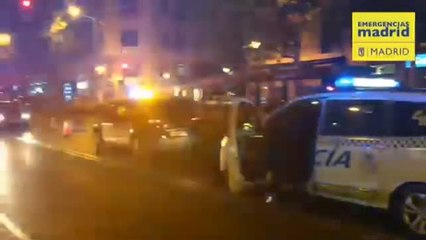 Скачать видео: Herido grave un hombre de 68 años atropellado por un vehículo sin conductor en Madrid