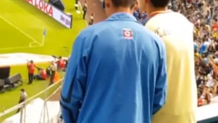 Un joven le narra a su hermano ciego el partido entre el América y el Cruz Azul mexicano