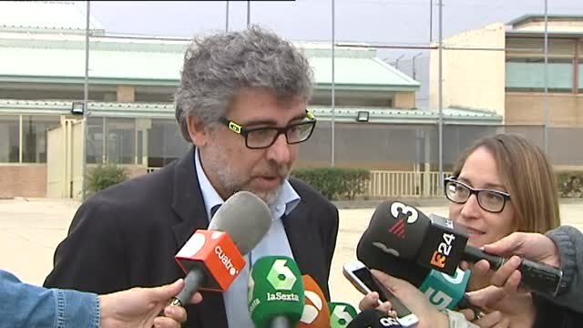 Sánchez y Cuixart mandan un mensaje de serenidad desde la prisión a través de sus abogados