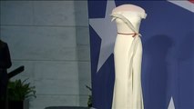 Melania Trump dona el vestido que lució en el baile presidencial