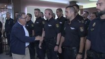 Zoido visita en Girona a policías y guardias civiles desplegados en Cataluña