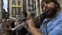 Decenas de estudiantes de música recorren las calles de Barcelona por la libertad