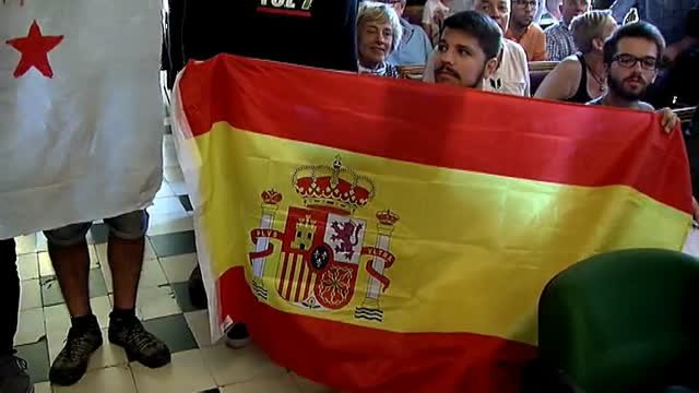 Un grupo de manifestantes irrumpen en el pleno del ayuntamiento de Tarragona
