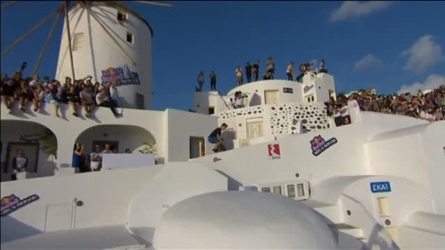 Alexander Titarenko vuela sobre los tejados de Santorini