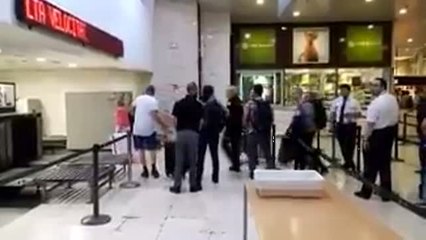 Download Video: Abucheos a Pablo Iglesias en la estación de Sants de Barcelona