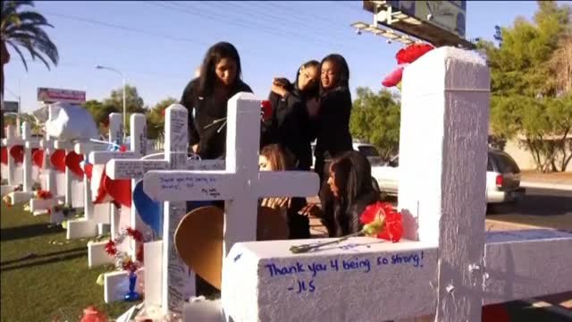 Instalan 58 cruces blancas en memoria de las víctimas del tiroteo de Las Vegas