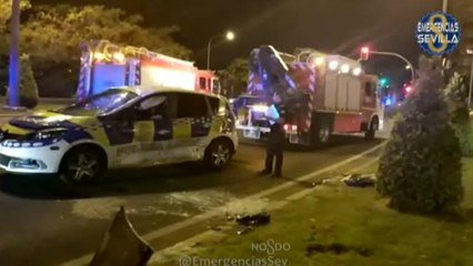 Un conductor, borracho y sin carné, se estrella contra un coche de policía en Sevilla