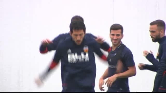 El Valencia prepara el partido frente al Sevilla con el objetivo de mantener la segunda posición