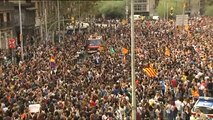 Miles de personas protestan contra las cargas policiales