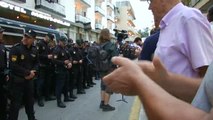 Vítores a la Policía Nacional en Pineda de Mar (Barcelona)