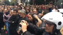 Altercados y cargas policiales en los centros de votación del 1-O en Barcelona