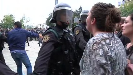 Desalojo violento en el colegio de Puigdemont