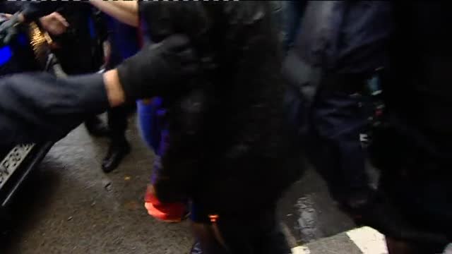 Graves incidentes durante las cargas de la Policía Nacional para abandonar un colegio de Barcelona