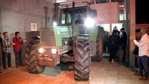 Bloquean con un tractor el colegio de Puigdemont para evitar la acción de los Mossos
