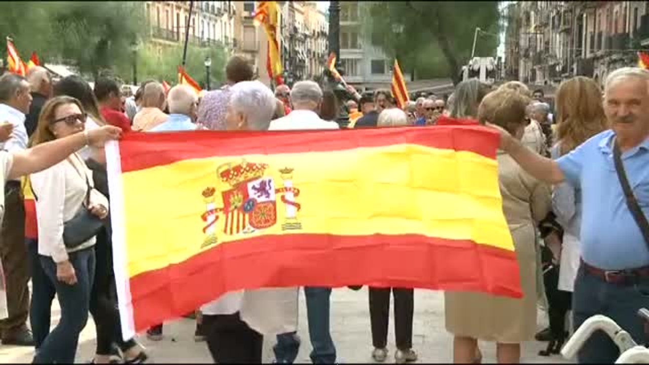 El grito "España somos todos" inunda las plazas españolas