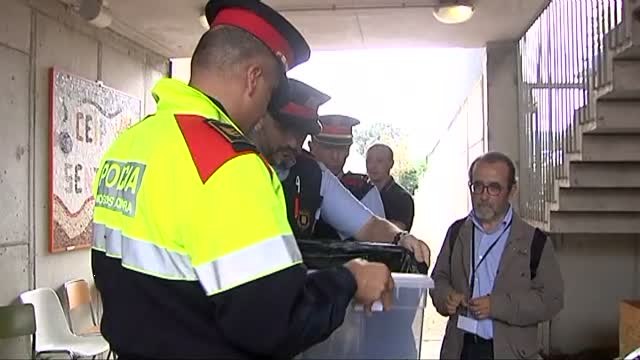 Los Mossos confiscan una urna no oficial en el colegio Sentfores de Vic
