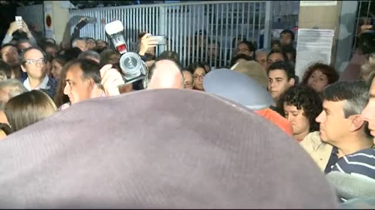 Decenas de ciudadanos impiden el acceso a los Mossos a los colegios electorales