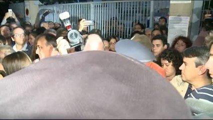 Decenas de ciudadanos impiden el acceso a los Mossos a los colegios electorales
