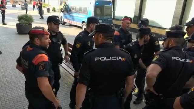 Mossos y Policias se abrazan en Pineda ante la marcha de estos últimos