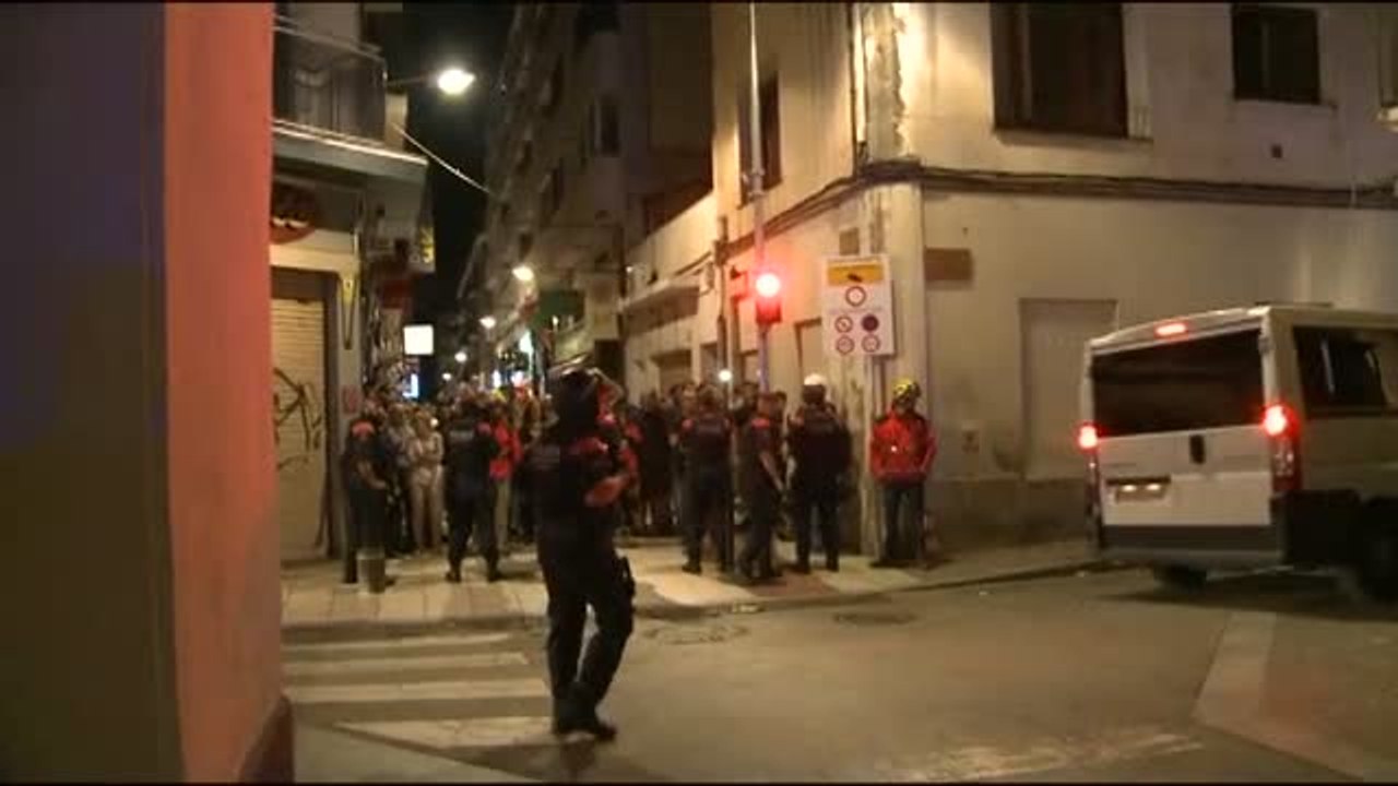 La Guardia Civil tiene que ser escoltada por los Mossos para poder salir de un hotel en Calella