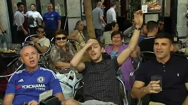 Los aficionados del Chelsea inundan la Plaza Mayor de Madrid