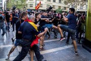 Grupos de ultras atacan la manifestación del 9 d'Octubre en Valencia