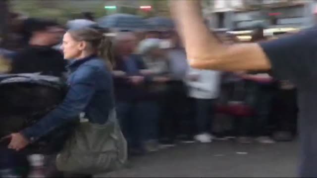 Resbalón por la lluvia durante el traslado de urnas a la Escola Industrial de Barcelona