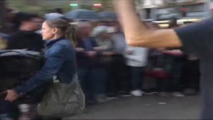 Resbalón por la lluvia durante el traslado de urnas a la Escola Industrial de Barcelona