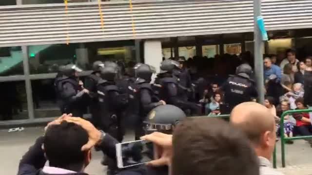 La Guardia Civil impide que se pueda votar en el colegio de Carme Forcadell