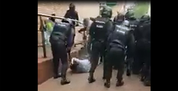 Carga policial en la Escola Àgora de Nou Barris de Barcelona